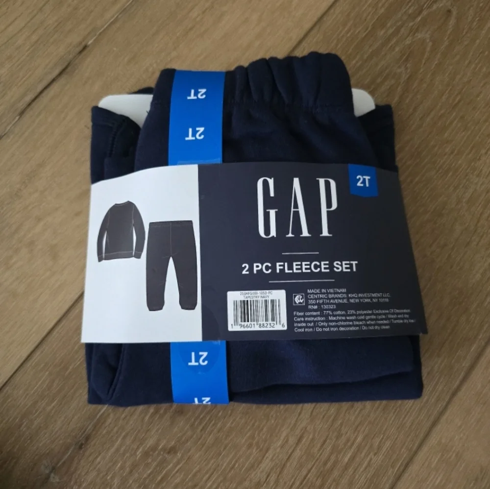 NWT GAP Boy's Toddler 2-Piece Long Sleeve & Jogger Pant Fleece Set Navy …